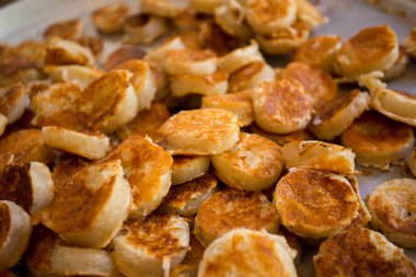 Tayland 'ın güneyindeki Ko Yao Adası' nda yerli halk tarafından yapılan ev yapımı Tayland hindistancevizli krep (Kanom Krok)..