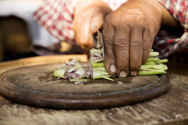 タイのチェンマイの木製板にレモン草を切った女性 — ストック写真