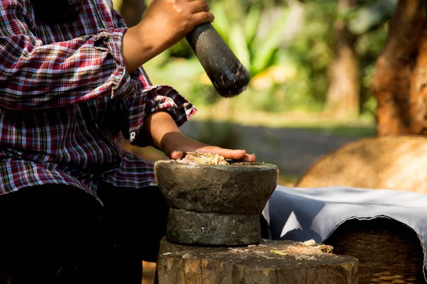 Una Mujer Cortando Hierba Limón Una Tabla Madera Chiang Mai — Foto de Stock