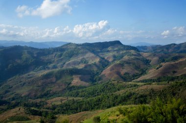 Tayland 'ın Chiang Mai eyaletinin kuzeyindeki Mae Taeng bölgesinde dağlar.