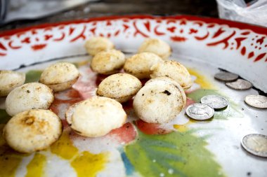 Hindistan cevizi Thai tatlısı hazırlayan kadın. Kanom krok lezzetli bir Tayland hindistan cevizi sütü tabanlı mini krep popüler sokak yemekleri..