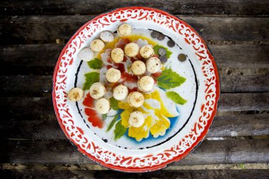 Hindistan cevizi Thai tatlısı hazırlayan kadın. Kanom krok lezzetli bir Tayland hindistan cevizi sütü tabanlı mini krep popüler sokak yemekleri..