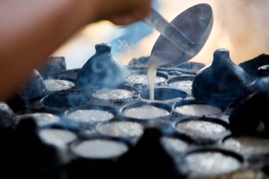 Hindistan cevizi Thai tatlısı hazırlayan kadın. Kanom krok lezzetli bir Tayland hindistan cevizi sütü tabanlı mini krep popüler sokak yemekleri..