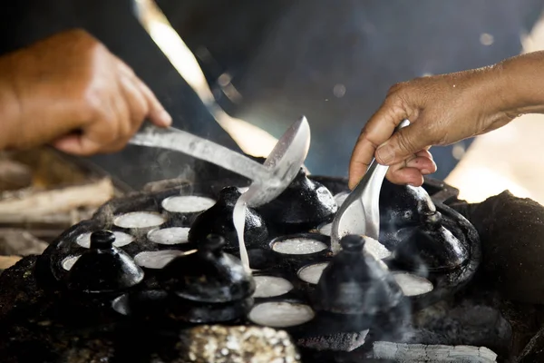 Egy Kókuszdiós Thai Desszertet Készít Kanom Krok Egy Ízletes Thai — Stock Fotó
