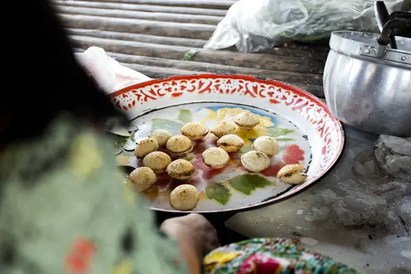 ココナッツタイのデザートを準備する女性 カノミエは おいしいタイのココナッツミルクベースのミニパンケーキ人気ストリートフードでもあります — ストック写真