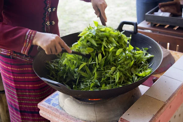 チェンマイ近くのタイ北部の有機緑茶プランテーションで緑茶を乾燥する女性 — ストック写真