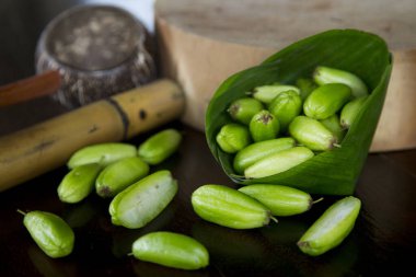 Bilimbi meyvesi, hem gastronomide hem de Tayland tıbbında kullanılır..