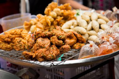 Bangkok, Tayland sokaklarındaki yemek standında kızarmış atıştırmalıklar..