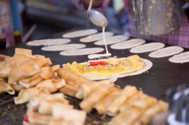 Khanom Buang, Tayland 'ın Bangkok kentindeki sokak yemekhanesinde çıtır Tayland krakerleri..