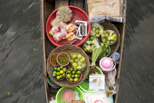 Mujeres Vendiendo Verduras Frutas Sus Canoas Mercado Flotante Tha Kha —  Fotos de Stock