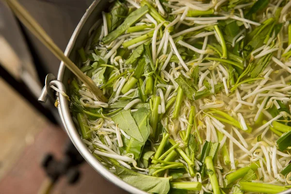 位于泰国曼谷市的街头食品店 蔬菜在锅里沸腾 — 图库照片
