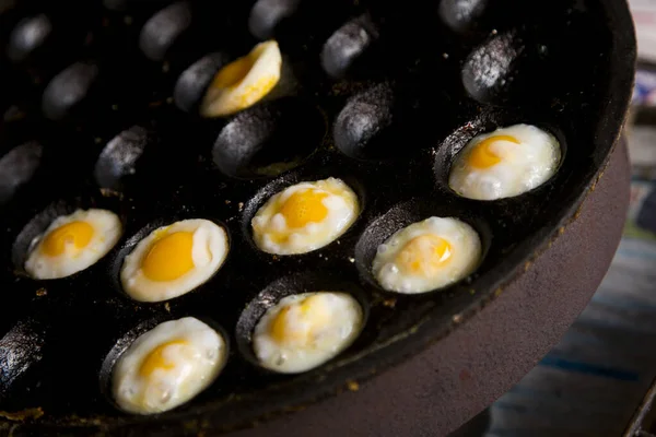 Жареные Перепелиные Яйца Уличной Закусочной Бангкоке Таиланд — стоковое фото