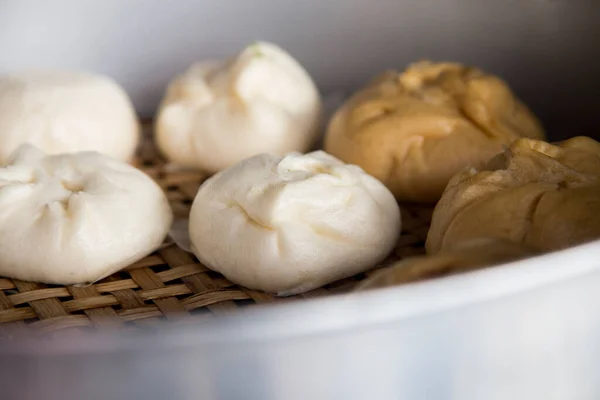 パンシップ ヌエン チキンピーナッツの詰め物とタイの蒸しダンプ — ストック写真