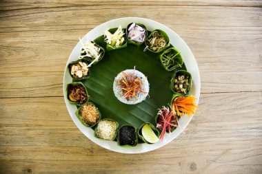 Khao Yam çeşitli yerel malzemelerle servis edilen bir Güney Tayland pirinç salatasıdır..