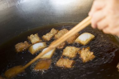 Kızarmış balık Tayland 'ın Bangkok şehrinde bir sokak yiyecek standında başlıyor...