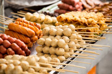 Kızarmış balık Tayland 'ın Bangkok şehrinde bir sokak yiyecek standında başlıyor...