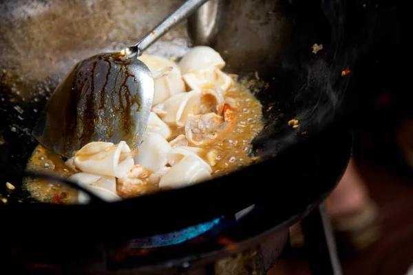 Koken Inktvis Met Rode Curry Een Straat Voedsel Kraam Bangkok — Stockfoto