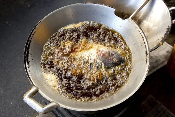 Ikan Panci Dengan Minyak Mendidih Warung Makanan Jalanan Bangkok Thailand — Stok Foto