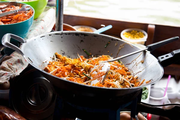 Street Food Stall Cooking Pad Thai Bangkok Tailandia — Foto de Stock