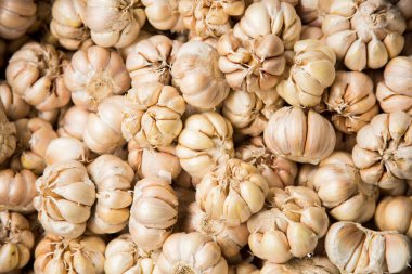 Tayland 'ın Bangkok şehrinde bir sokak yiyecek dükkanında bir yığın sarımsak karanfili..