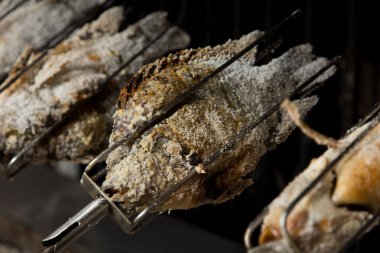 Bangkok sokaklarında ızgara balık.