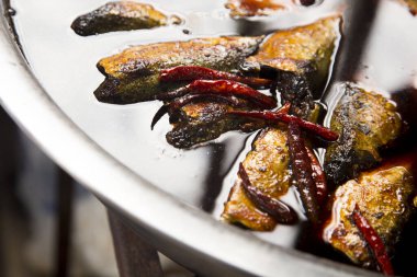 Baharatlı balık biberle marine edilmiş Tayland 'ın Bangkok şehrinde bir sokak yemeği tezgahı..