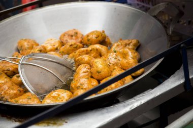 Kızarmış balık Tayland 'ın Bangkok şehrinde bir sokak yiyecek standında başlıyor...