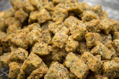 Kızarmış balık Tayland 'ın Bangkok şehrinde bir sokak yiyecek standında başlıyor...