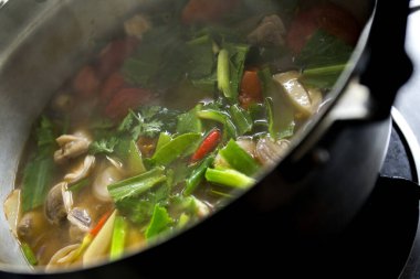Tom yum Tayland kökenli bir tavuk çorbası ve Tayland mutfağının en iyi bilinen yemeklerinden biri olduğu söylenebilir..