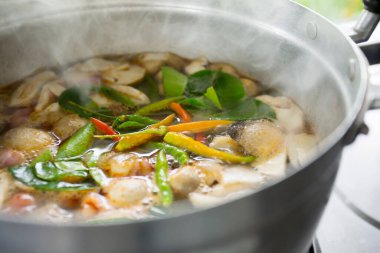 Tom yum Tayland kökenli bir tavuk çorbası ve Tayland mutfağının en iyi bilinen yemeklerinden biri olduğu söylenebilir..