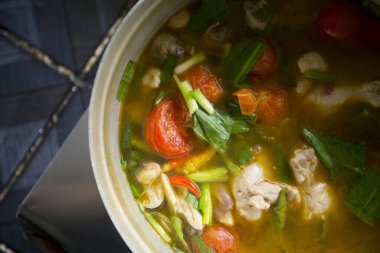 Tom yum Tayland kökenli bir tavuk çorbası ve Tayland mutfağının en iyi bilinen yemeklerinden biri olduğu söylenebilir..
