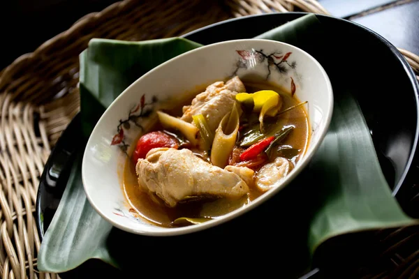 Tom yum is a chicken soup originating in Thailand and it can be said that it is one of the best-known dishes in Thai cuisine.