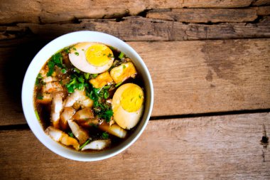 Thai Kway Chap. Domuz eti ve sakatat midesi, paça, bağırsak ve deri gibi soya bazlı baharatlı terbiye ile pişirilir..