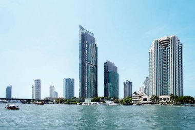 Chao Phraya nehrinden Bangkok 'un gökdelenlerinin manzarası