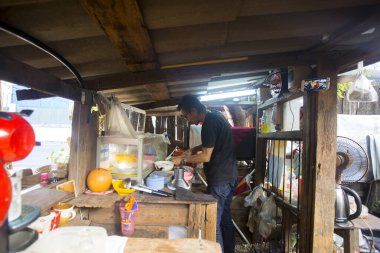 Chiang Mai, Tayland; 1 Ocak 2023: Tayland şefi Chiang Mai 'deki mütevazı restoranında.