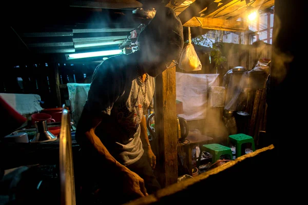 Chiang Mai, Tayland; 1 Ocak 2023: Tayland şefi Chiang Mai 'deki mütevazı restoranında.