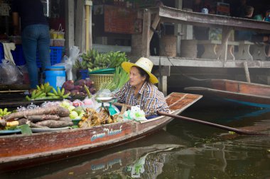 Amphawa, Tayland; 1 Ocak 2023: Amphawa ilçesinde yüzen bir pazarda kanolarında yiyecek satan kadınlar.