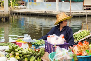 Amphawa, Tayland; 1 Ocak 2023: Amphawa ilçesinde yüzen bir pazarda kanolarında yiyecek satan kadınlar.