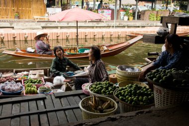 Amphawa, Tayland; 1 Ocak 2023: Amphawa ilçesinde yüzen bir pazarda kanolarında yiyecek satan kadınlar.