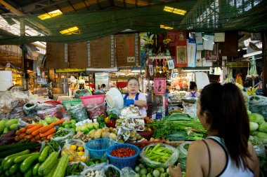 Bangkok, Tayland; 1 Ocak 2023: Bangkok 'taki Khlong Toei Merkez Gıda Pazarı' nın atmosferi ve tedarikçileri.