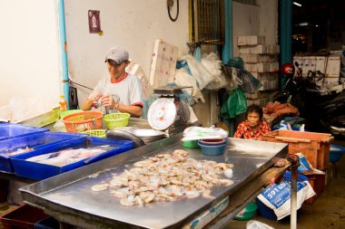 Bangkok, Tayland; 1 Ocak 2023: Bangkok 'taki Khlong Toei Merkez Gıda Pazarı' nın atmosferi ve tedarikçileri.