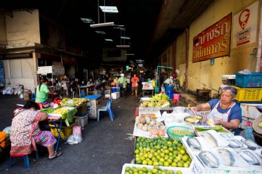 Bangkok, Tayland; 1 Ocak 2023: Bangkok 'taki Khlong Toei Merkez Gıda Pazarı' nın atmosferi ve tedarikçileri.
