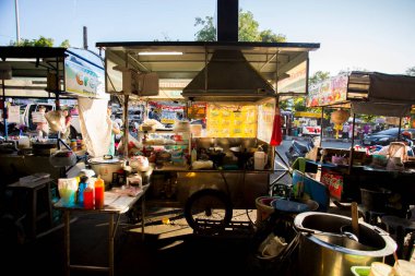 Chiang Mai, Tayland; 1 Ocak 2023: Chiang Mai caddelerindeki sokak yemekleri tezgahı.