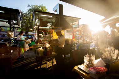 Chiang Mai, Tayland; 1 Ocak 2023: Chiang Mai caddelerindeki sokak yemekleri tezgahı.