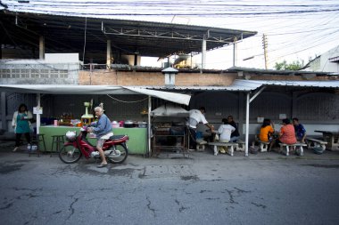 Chiang Mai, Tayland; 1 Ocak 2023: Chiang Mai caddelerindeki sokak yemekleri tezgahı.