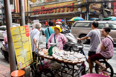 Bangkok, Tayland; 1 Ocak 2023: Bangkok sokaklarında sokak yemekleri tezgahı.