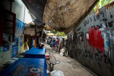 Bangkok, Tayland; 1 Ocak 2023: Bangkok sokaklarında sokak yemekleri tezgahı.