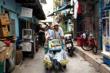 Bangkok, Tayland; 1 Ocak 2023: Bangkok sokaklarında seyyar sokak yemekleri satan kişi.