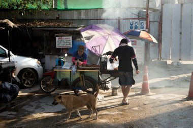 Bangkok, Tayland; 1 Ocak 2023: Bangkok sokaklarında sokak yemekleri tezgahı.