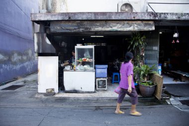 Bangkok, Tayland; 1 Ocak 2023: Bangkok sokaklarında sokak yemekleri tezgahı.